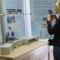 Eine Besucherin fotografiert die Ausstellung. Foto: NUA