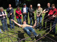 Gruppenarbeit auf einer Waldlichtung - Mit Seilen lässt sich Vernetzung gut darstellen. Foto: Dr. G. Hein, NUA