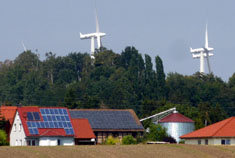 Bauernhof mit Fotovoltaik und Windkraftanlagen. Foto: A. Niemeyer-Lüllwitz, NUA