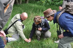 Geprüfter Natur- und Landschaftsführer führt eine Gruppe im Wald. Foto: Dr. G. Hein