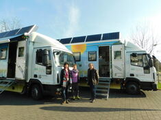 LUMBRICUS - Der Umweltbus, hier beide Fahrzeuge und das Team Foto: NUA