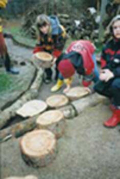 Kinder bearbeiten Holz