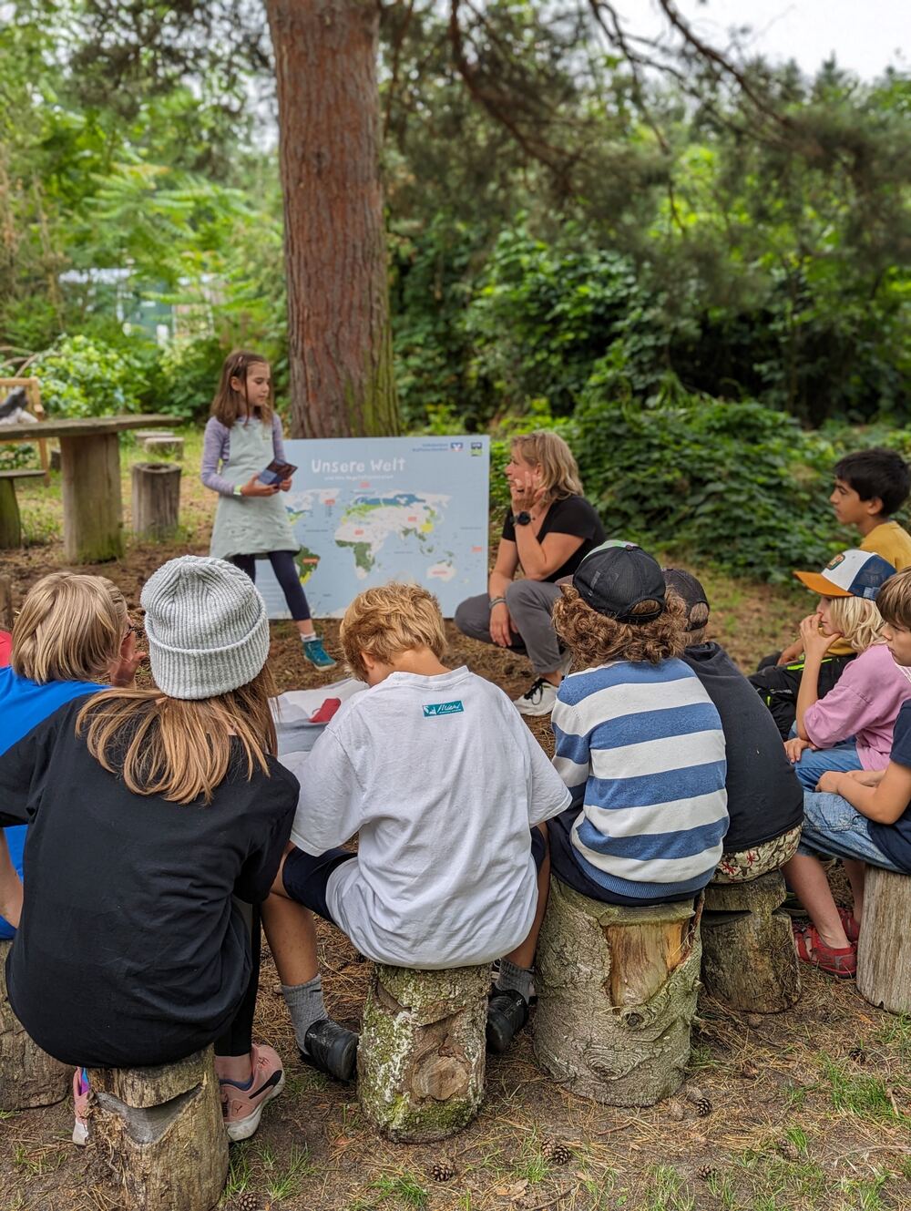 Eine Kindergruppe bei eine Waldpädagogischen Aktion. Foto: Marvin Schneider/SDW