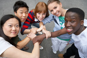 Jugendliche verschiedener ethnischer Gruppen auf einem Schulhof