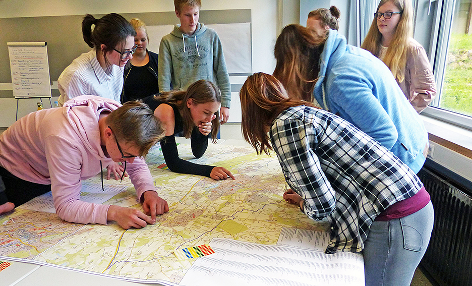 Schülerinnen und Schüler mit Landkarte. Foto: © Dirk Schröder-Brandi
