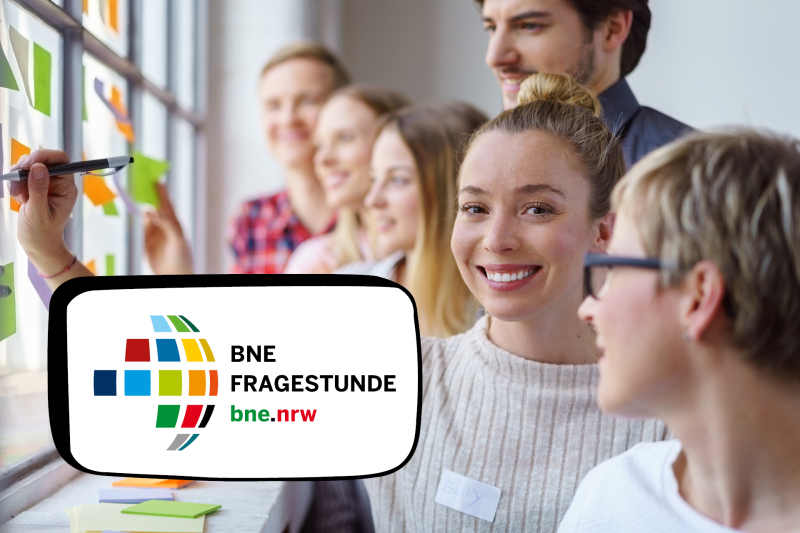 Das Logo der BNE-Fragestunde auf einem Bild von jungen Menschen, die kreativ mit post-its zusammenarbeiten.