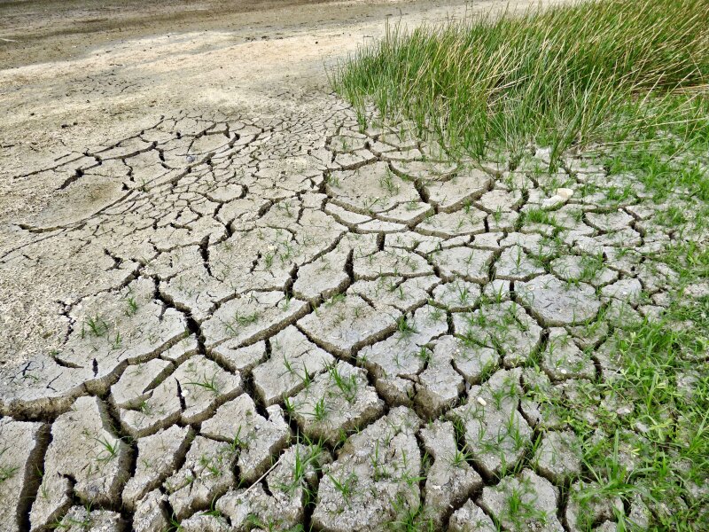 Ein Boden ist aufgebrochen aufgrund der Folgen von Wassermangel